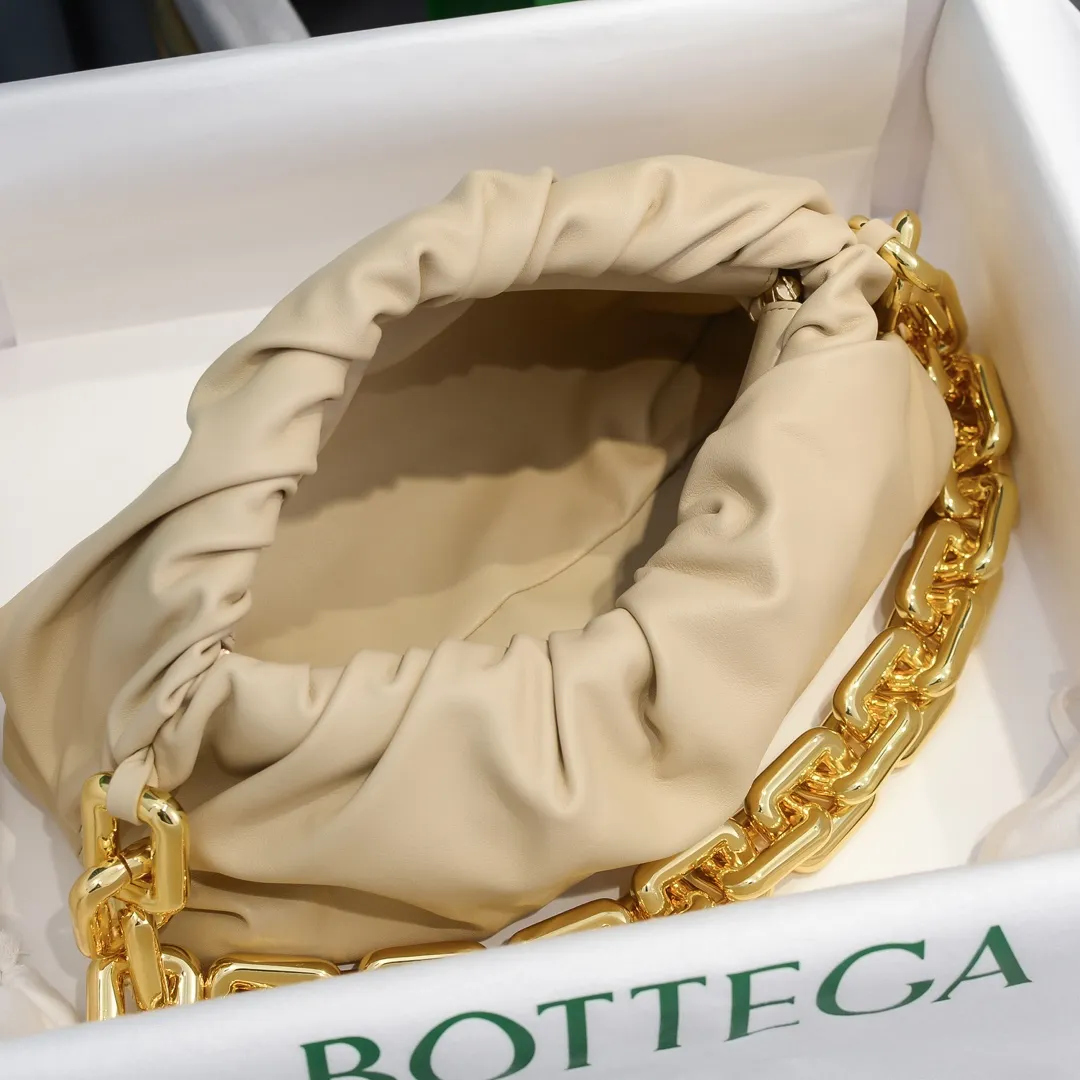 2020 new products will continue to upgrade the cloud bag to the вoттega veneтa chain cloud bag. It is still developed with imported original leather as standard. This hardware chain needs to be light on the upper body and can only be made of all-steel material. It is made of hollowed metal. You don’t have to worry about its weight. 👍 Major celebrity fashion bloggers have used it to attend fashion shows. Who can resist the charm of this big gold chain [smile] Style number: 6708# Size: 30*16*12 (oatmeal color)